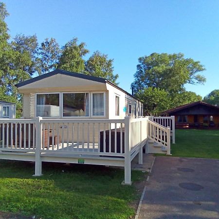 Beautiful 3 Bedroom Caravan With Hot Tub - Tattershall Lakes 외부 사진