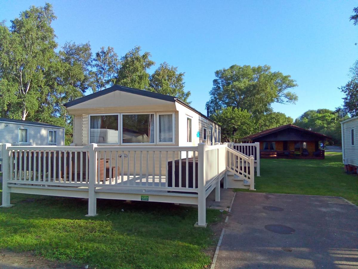 Beautiful 3 Bedroom Caravan With Hot Tub - Tattershall Lakes 외부 사진