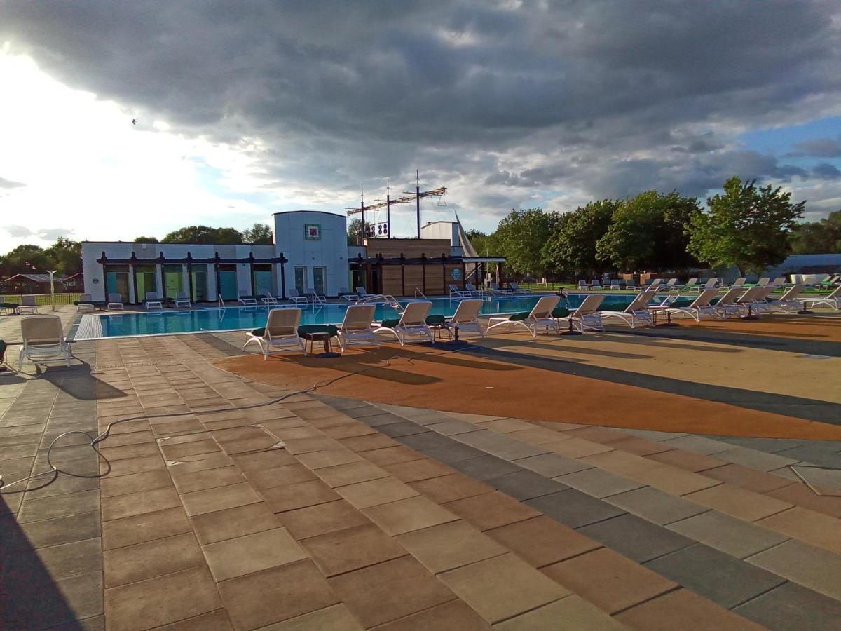 Beautiful 3 Bedroom Caravan With Hot Tub - Tattershall Lakes 외부 사진