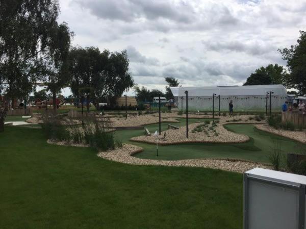 Beautiful 3 Bedroom Caravan With Hot Tub - Tattershall Lakes 외부 사진