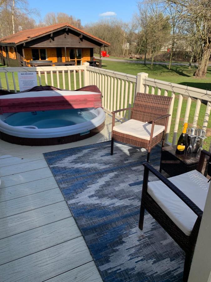 Beautiful 3 Bedroom Caravan With Hot Tub - Tattershall Lakes 외부 사진