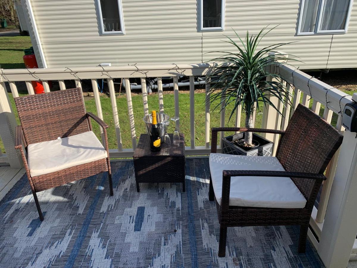 Beautiful 3 Bedroom Caravan With Hot Tub - Tattershall Lakes 외부 사진