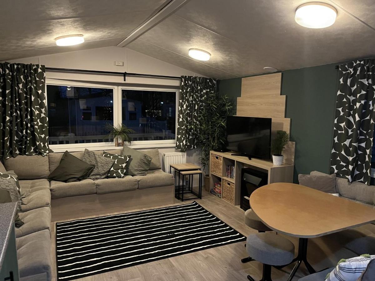 Beautiful 3 Bedroom Caravan With Hot Tub - Tattershall Lakes 외부 사진